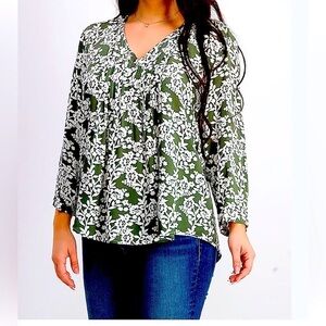 Fun 2 Fun NWOT Flowy Maley Pleated Detail Top, Olive Combo Stitchfix Size XS